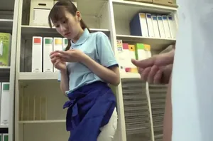 Anh trai hết hồn trước cô em kế cả gan thủ dâm tại phòng khách