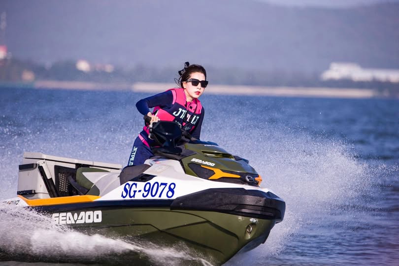 Nữ thần Lily trả ơn người quay phim bằng cái lồn chặt chẽ của cô ấy