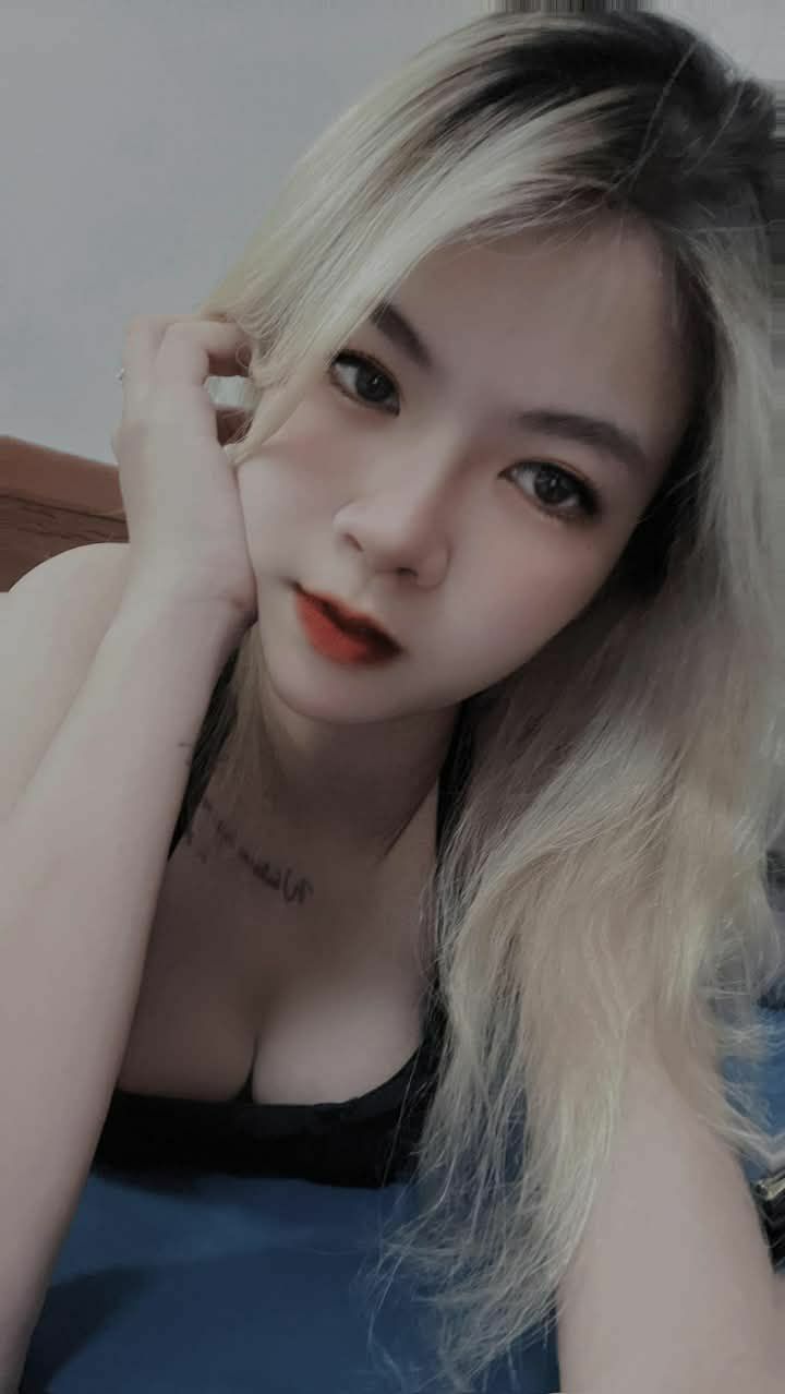 Nữ thần cúp F tuyệt vời nhất bị chồng nhào nặn ngực, liếm và liếm, rồi cô ấy cưỡi từ phía sau và làm cho ngực cô ấy rung chuyển...